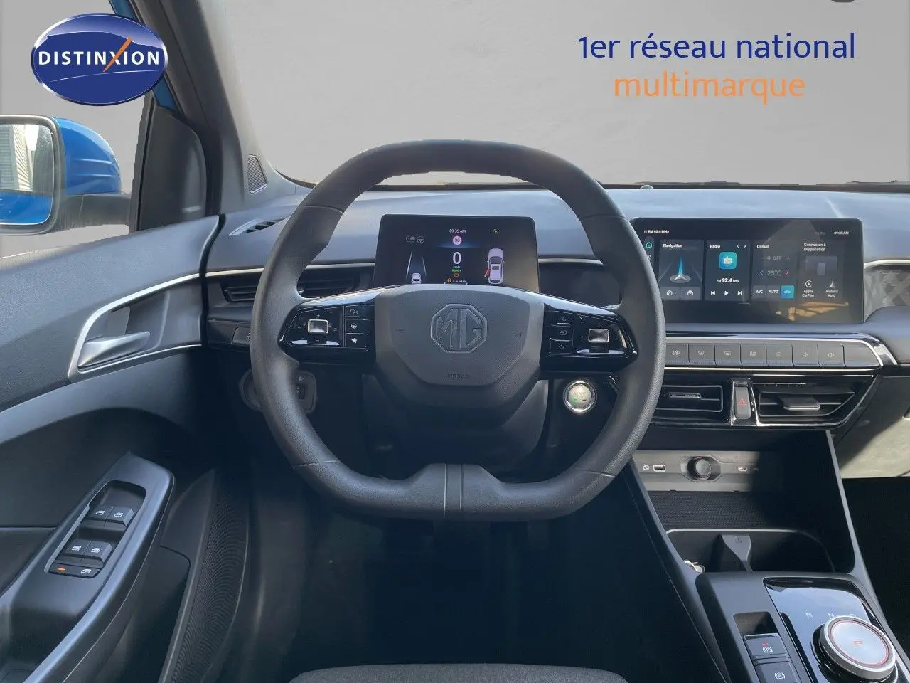 Vue frontale de l'intérieur du MG3 2024, tableau de bord moderne avec écran digital et volant multifonction noir.