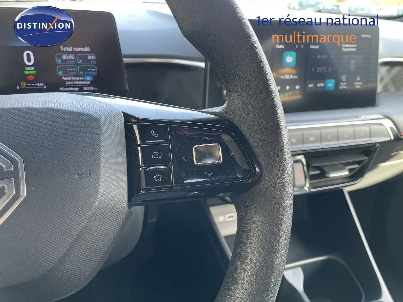 Vue rapprochée du volant côté gauche et du tableau de bord numérique d’un MG3 1.5L Hybrid+ 2024, intérieur gris noir.