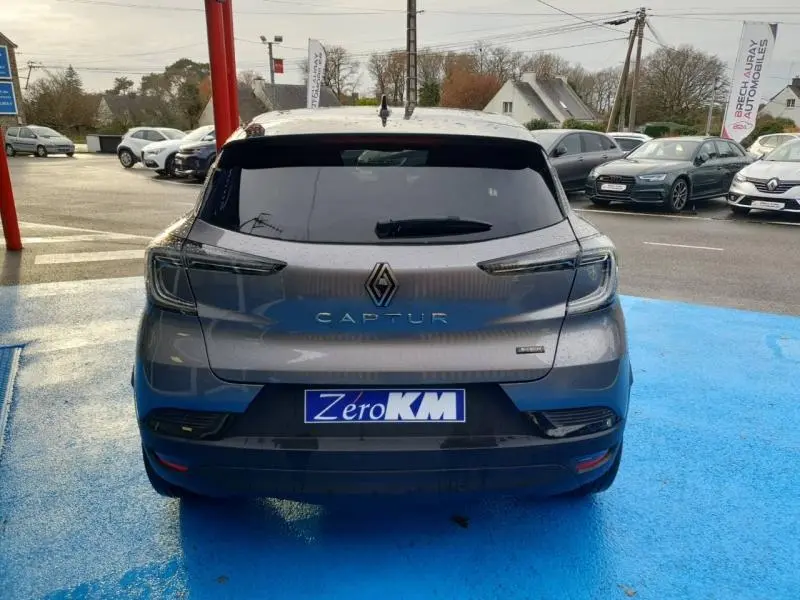 Vue arrière d'un Renault Captur gris Cassiopée 2025 avec feux arrière LED et vitre arrière surteintée.