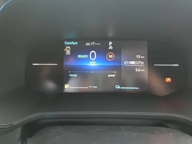 Tableau de bord numérique du Renault Captur 1.6 E-Tech gris, affichant vitesse zéro et mode confort.