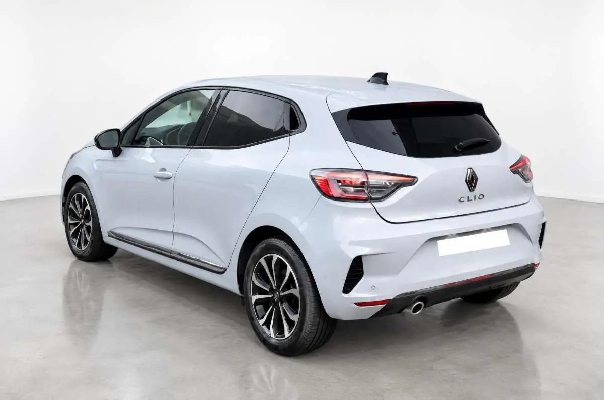 Vue 3/4 arrière droite de la Renault Clio 2025 gris rafale avec vitres surteintées et jantes alliage noires.