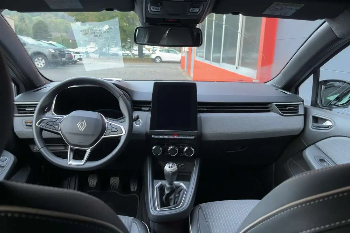 Intérieur de la Renault Clio V TCe 100 Eco-G Techno Plus 2025, vue frontale du tableau de bord et volant cuir multifonctions.