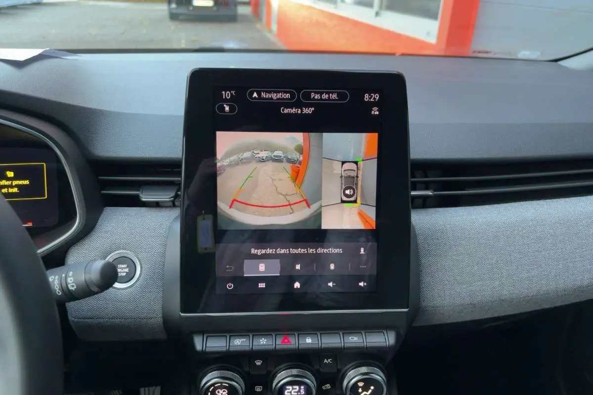 Vue intérieure centrée sur l’écran tactile 9,3 pouces affichant la caméra 360° de la Renault Clio gris rafale.