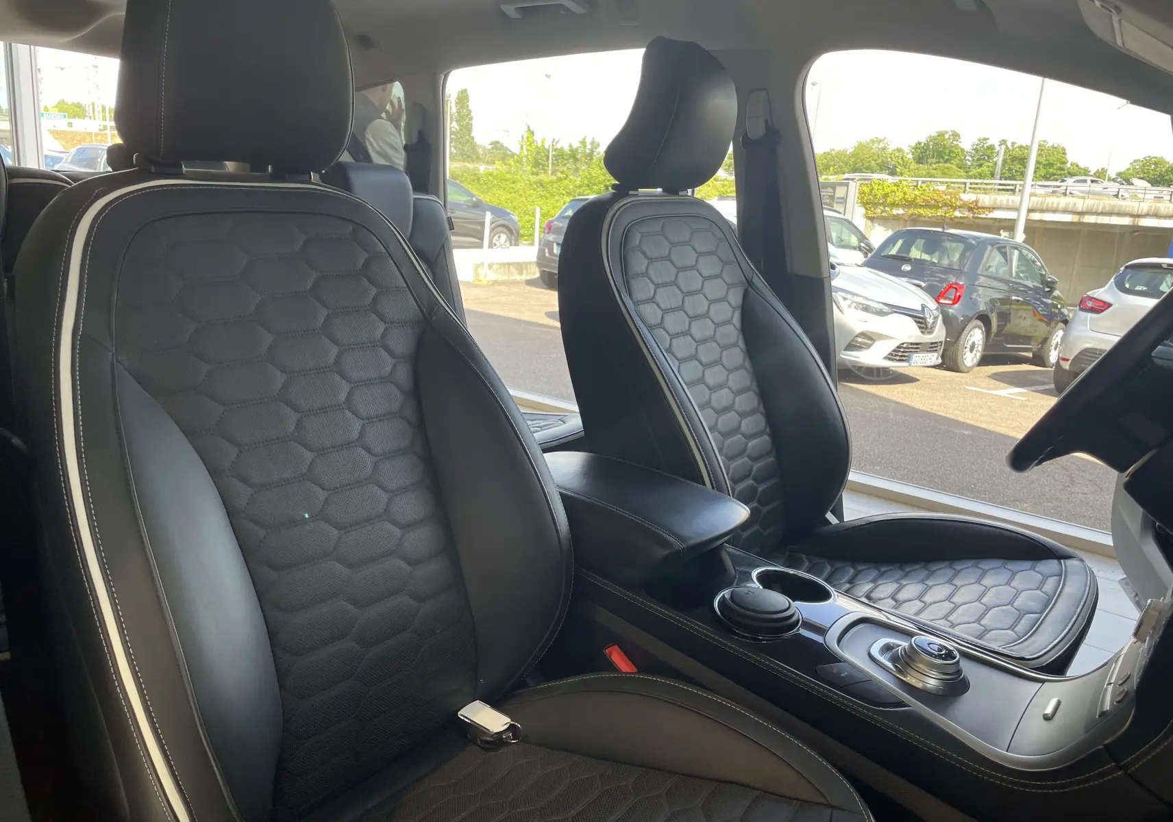 Vue intérieure sur les sièges avant en cuir noir avec surpiqûres blanches du Ford S-MAX Vignale gris magnetic 2022.
