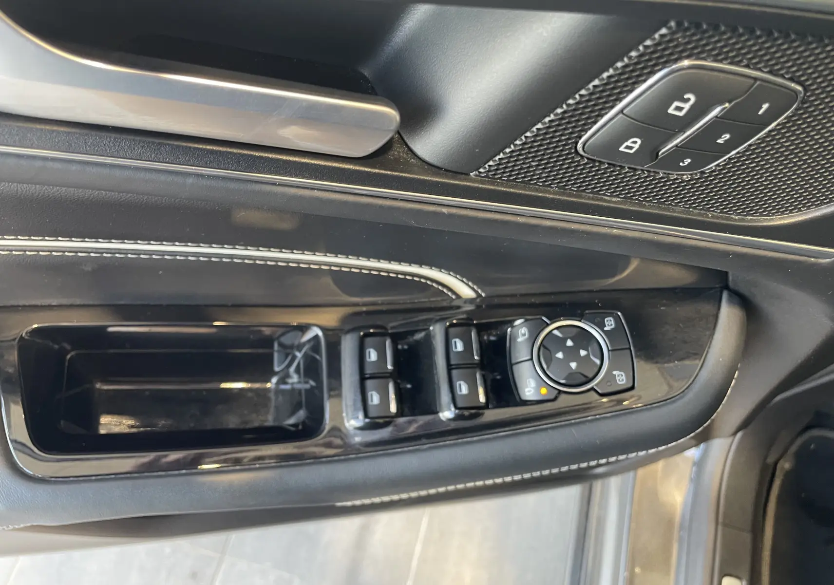 Commande des vitres et réglages des rétroviseurs sur la porte côté gauche du Ford S-MAX Vignale gris 2022.