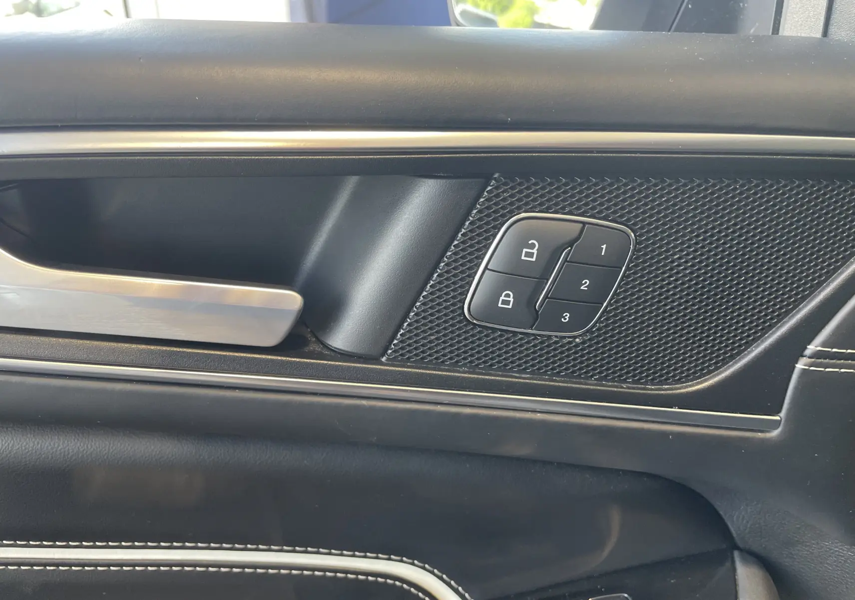 Gros plan sur la poignée de porte côté gauche du Ford S-MAX Vignale 2022 avec commandes de verrouillage et finition cuir noire.