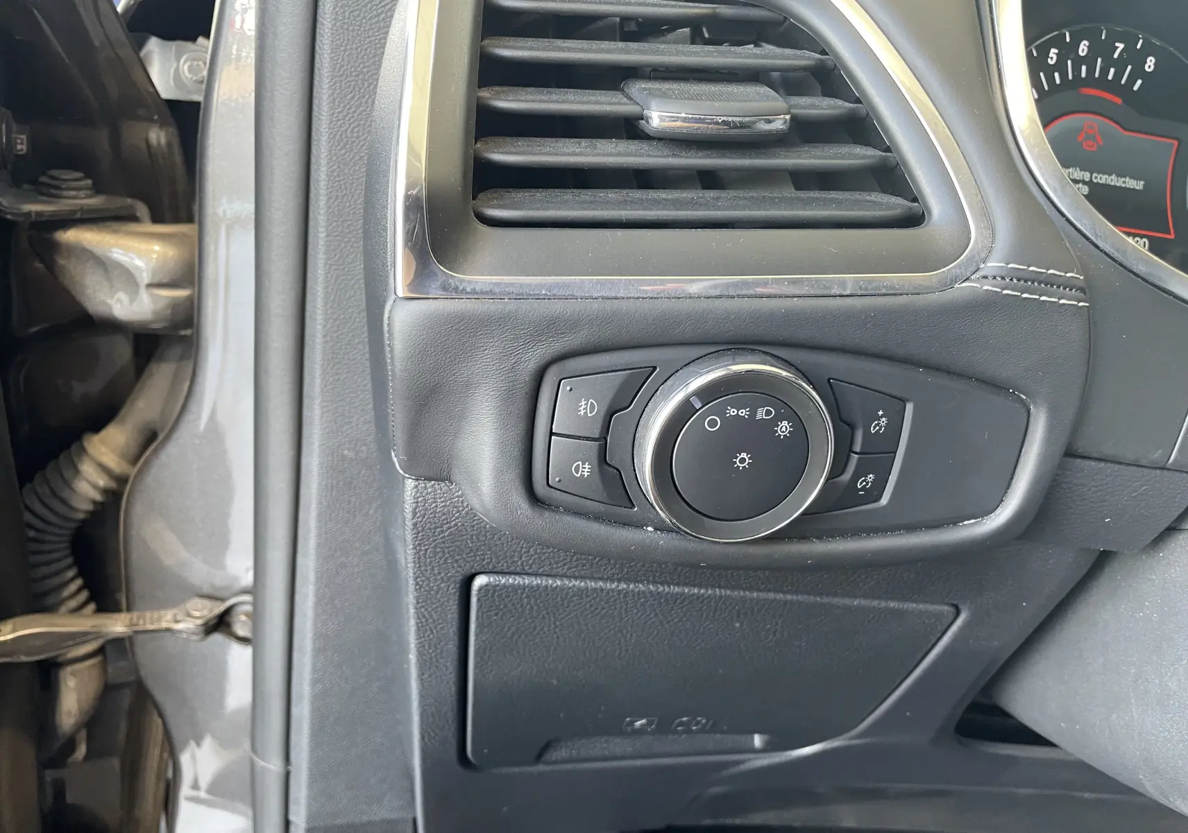 Détail du tableau de bord côté gauche du Ford S-MAX Vignale 2022, avec commandes d'éclairage et sortie d'air noire.