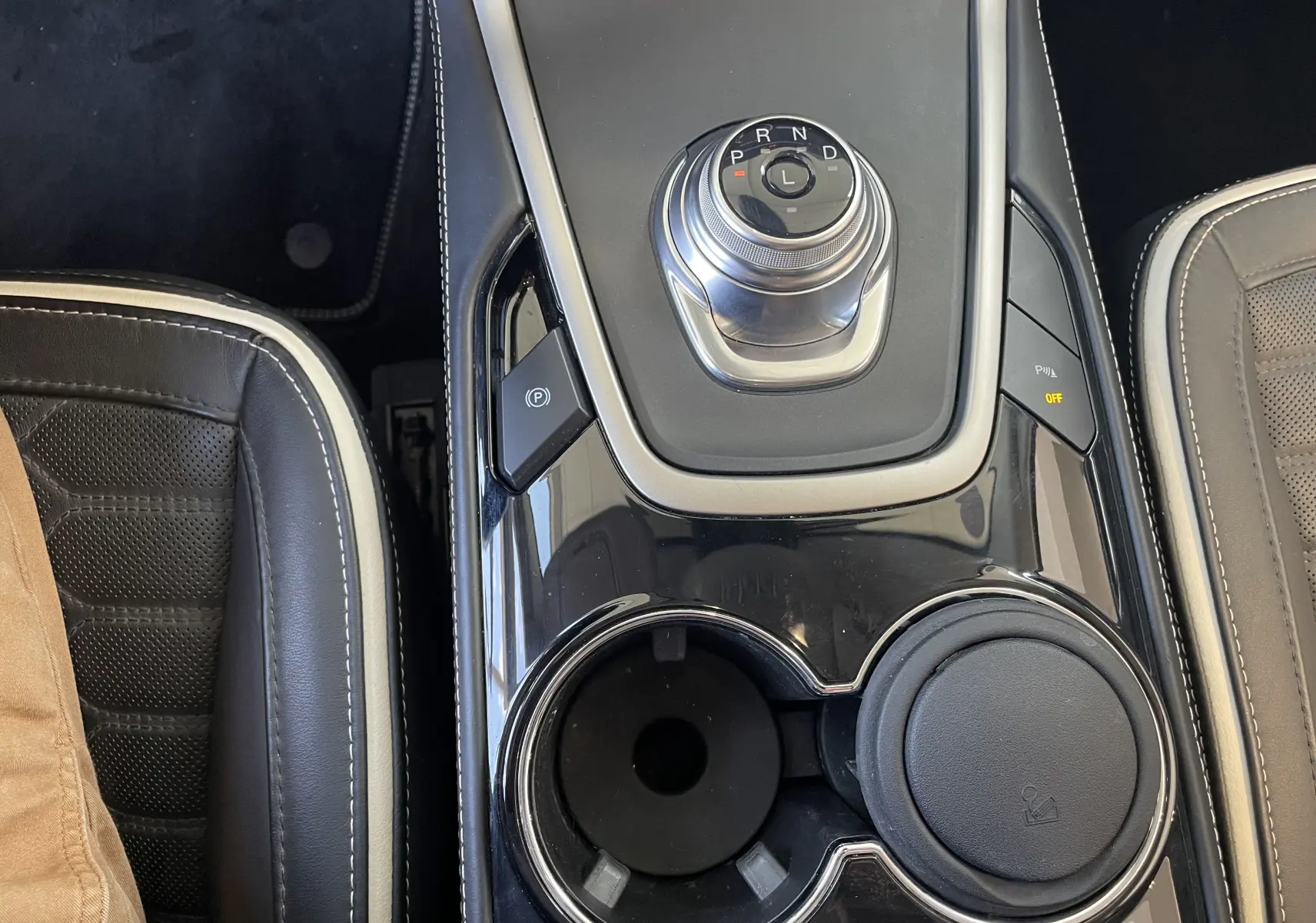 Vue rapprochée de la console centrale du Ford S-MAX Vignale gris, avec molette de boîte auto et porte-gobelets.