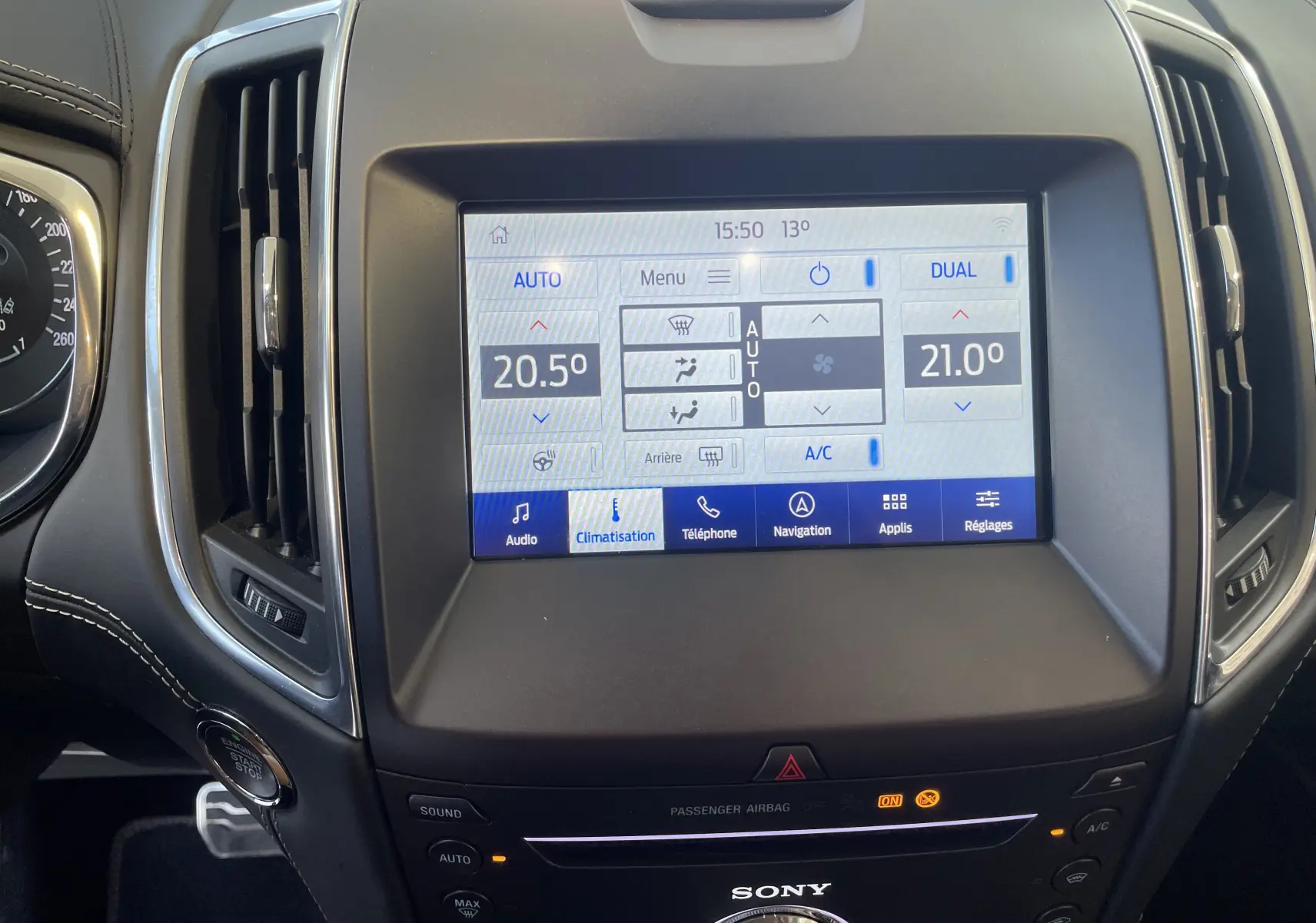 Écran tactile central du Ford S-MAX Vignale 2022, affichant la climatisation avec commandes digitales et finitions noires élégantes.