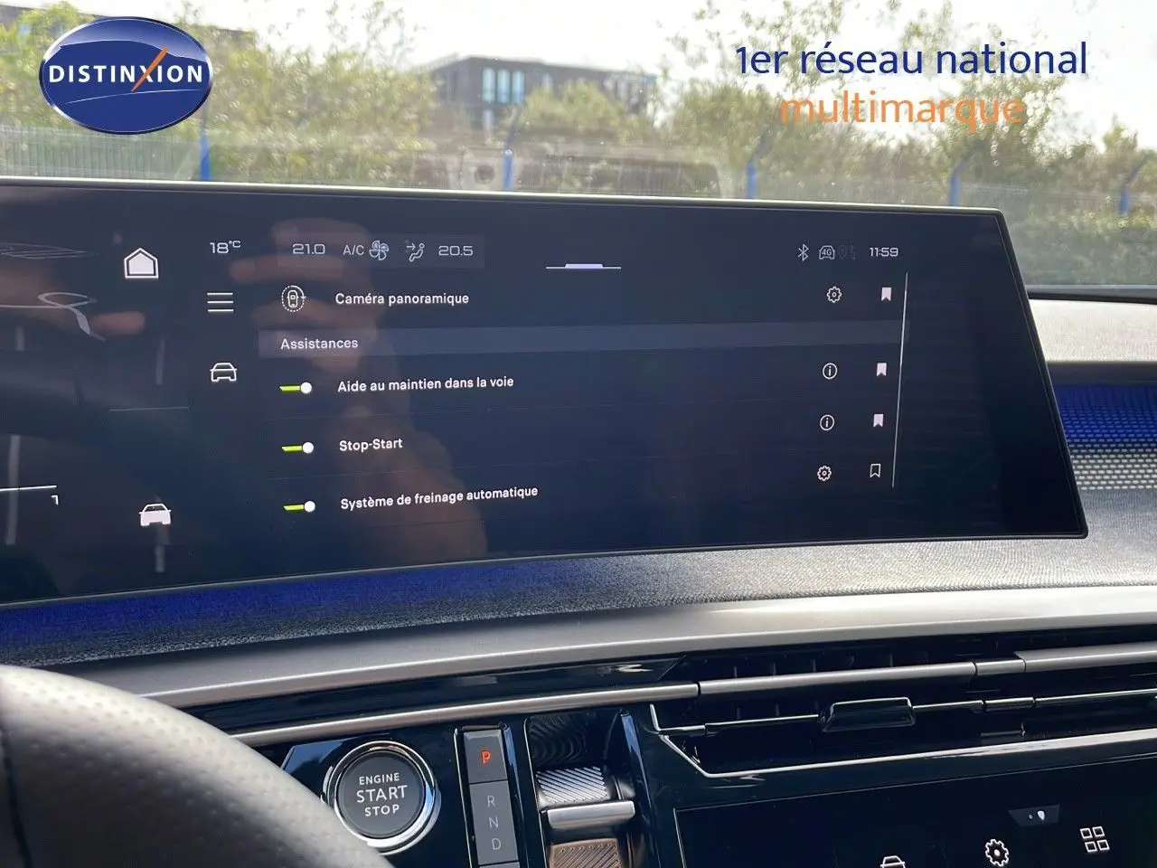 Tableau de bord du Peugeot 3008 Hybrid 2025 avec écran tactile affichant les aides à la conduite et bouton start/stop.