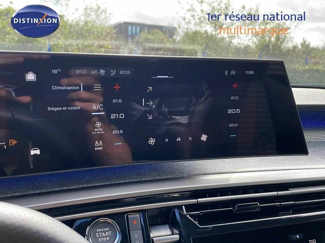 Écran tactile central affichant la climatisation du Peugeot 3008 hybride 2025, intérieur avec détails bleus et noir.