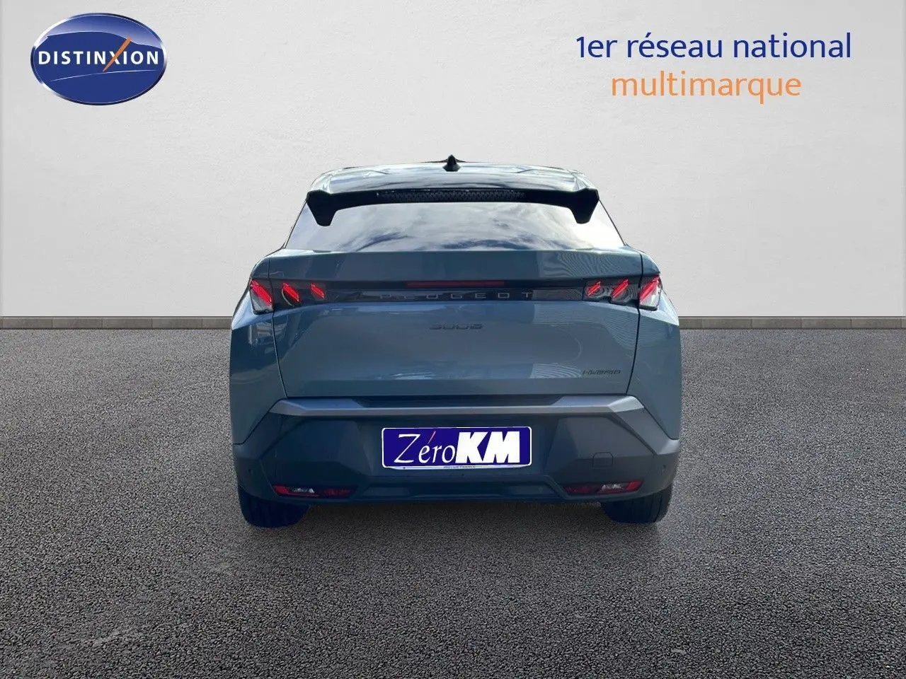 Vue arrière d'un Peugeot 3008 hybride 2025 bleu Ingaro métal avec toit noir et feux LED distinctifs allumés.