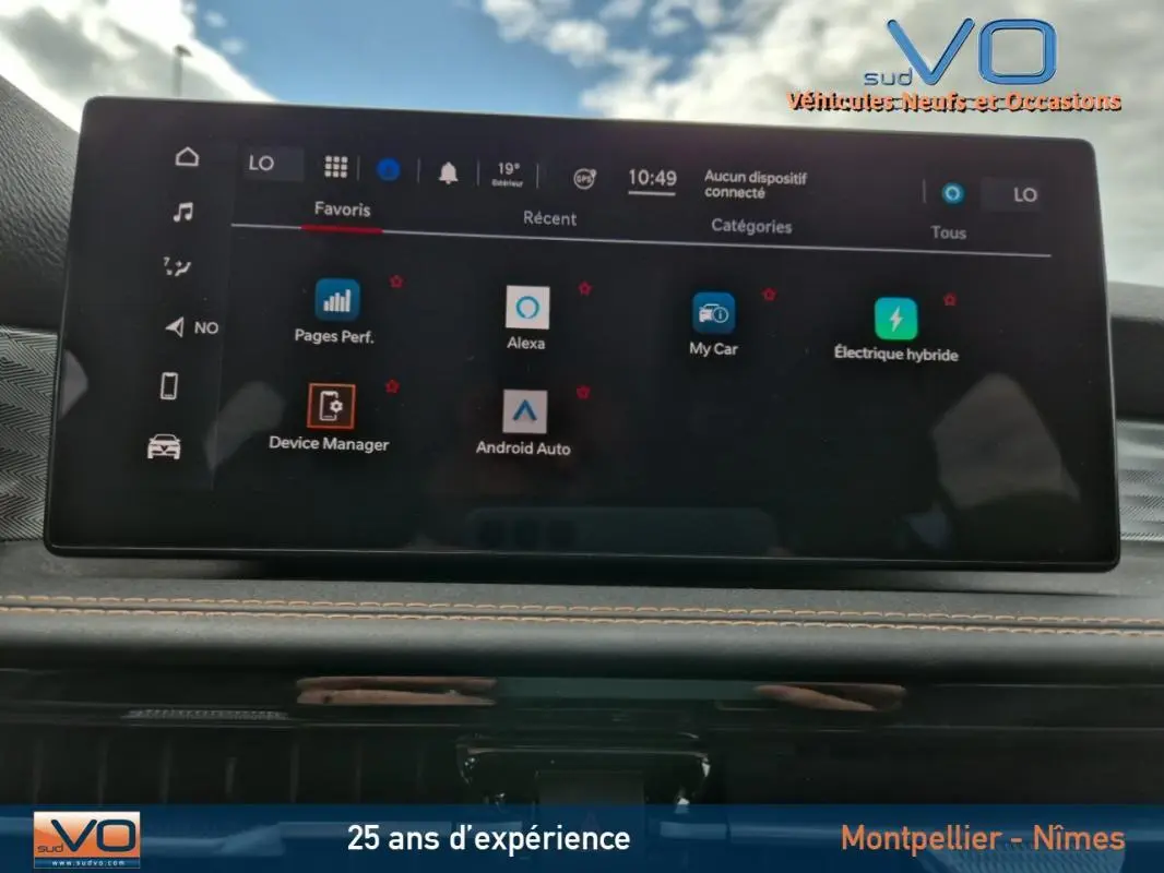 Écran tactile central de l'Alfa Romeo Tonale 2023 affichant les applications connectées et fonctions hybrides.