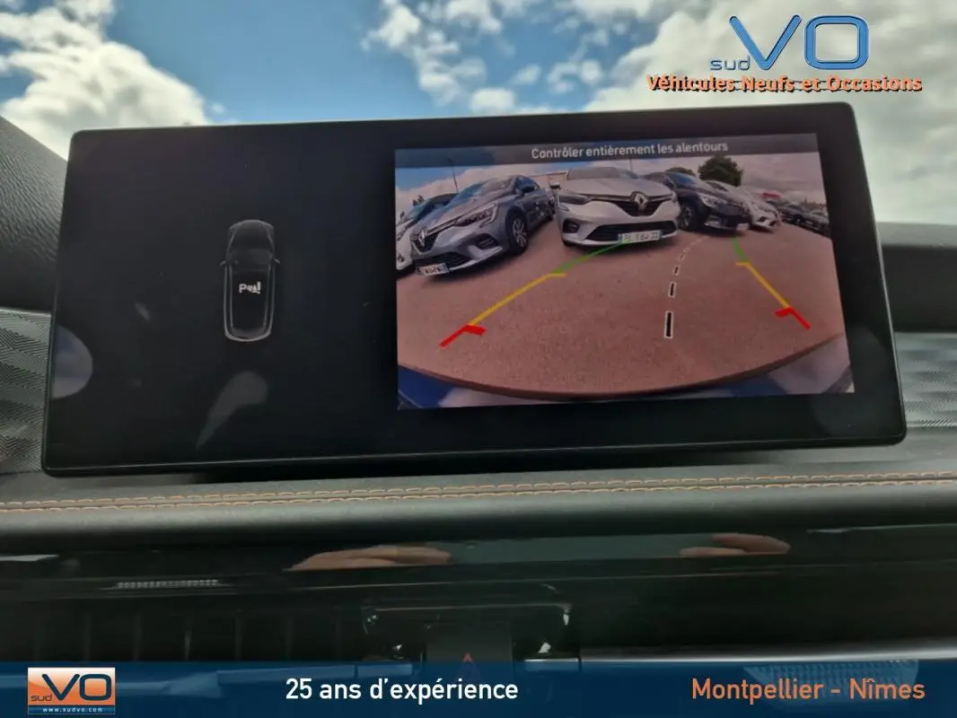 Écran central affichant la caméra de recul du tableau de bord de l'Alfa Romeo Tonale gris 2023 hybride rechargeable.