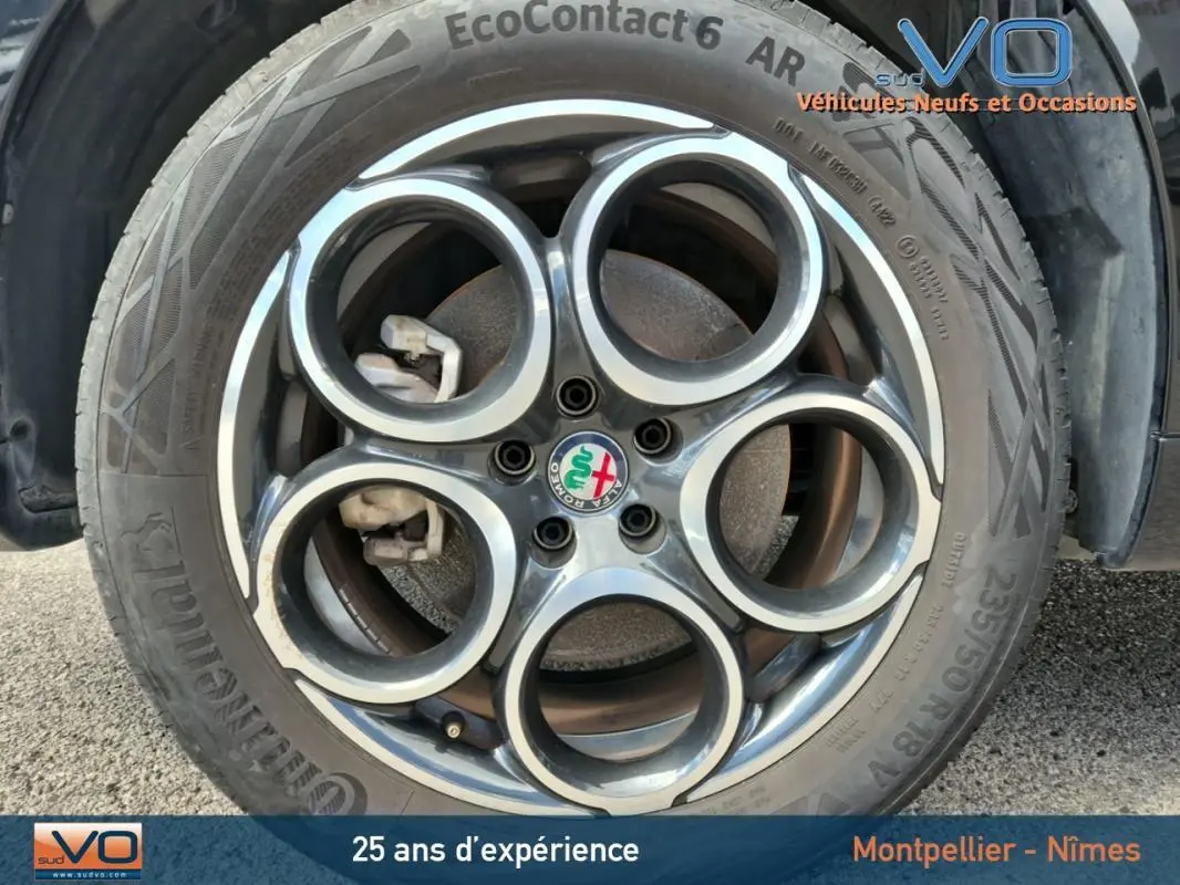 Gros plan sur la roue avant droite de l'Alfa Romeo Tonale gris 2023 avec jante alliage 18 pouces et pneu Continental EcoContact 6.