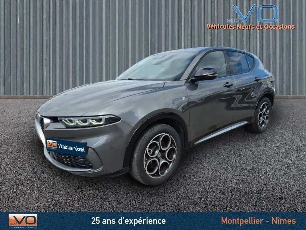 Alfa Romeo Tonale gris en 3/4 avant droit, mettant en valeur ses jantes alliage 18 pouces et ses lignes fluides.