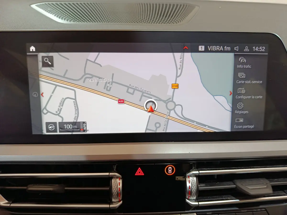 Écran tactile central du tableau de bord de la BMW Série 3 316d gris clair, affichant la navigation GPS.