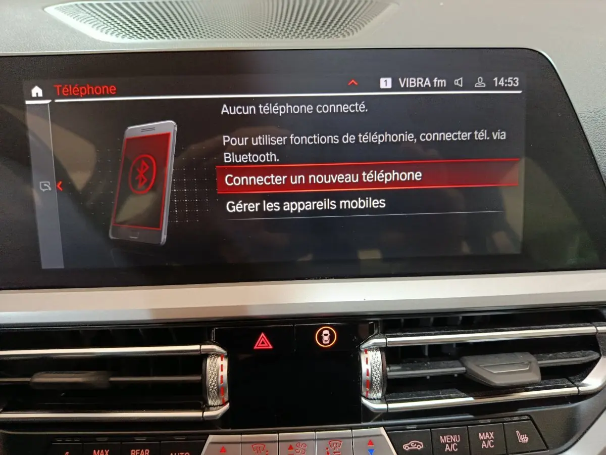 Écran tactile central de la BMW Série 3 316d 2022 affichant le menu Bluetooth pour connecter un téléphone.