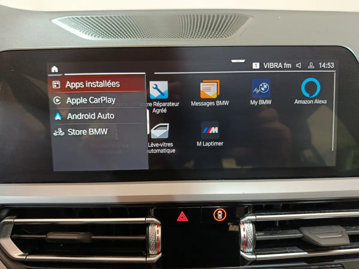 Écran tactile central de la BMW Série 3 316d 2022 affichant les applications Apple CarPlay et Android Auto, tableau de bord gris clair.