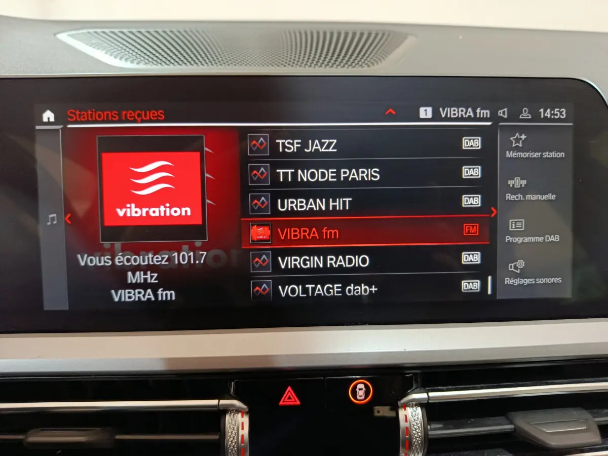 Écran tactile central de la BMW Série 3 316d 2022 affichant les stations radio avec interface moderne et claire.