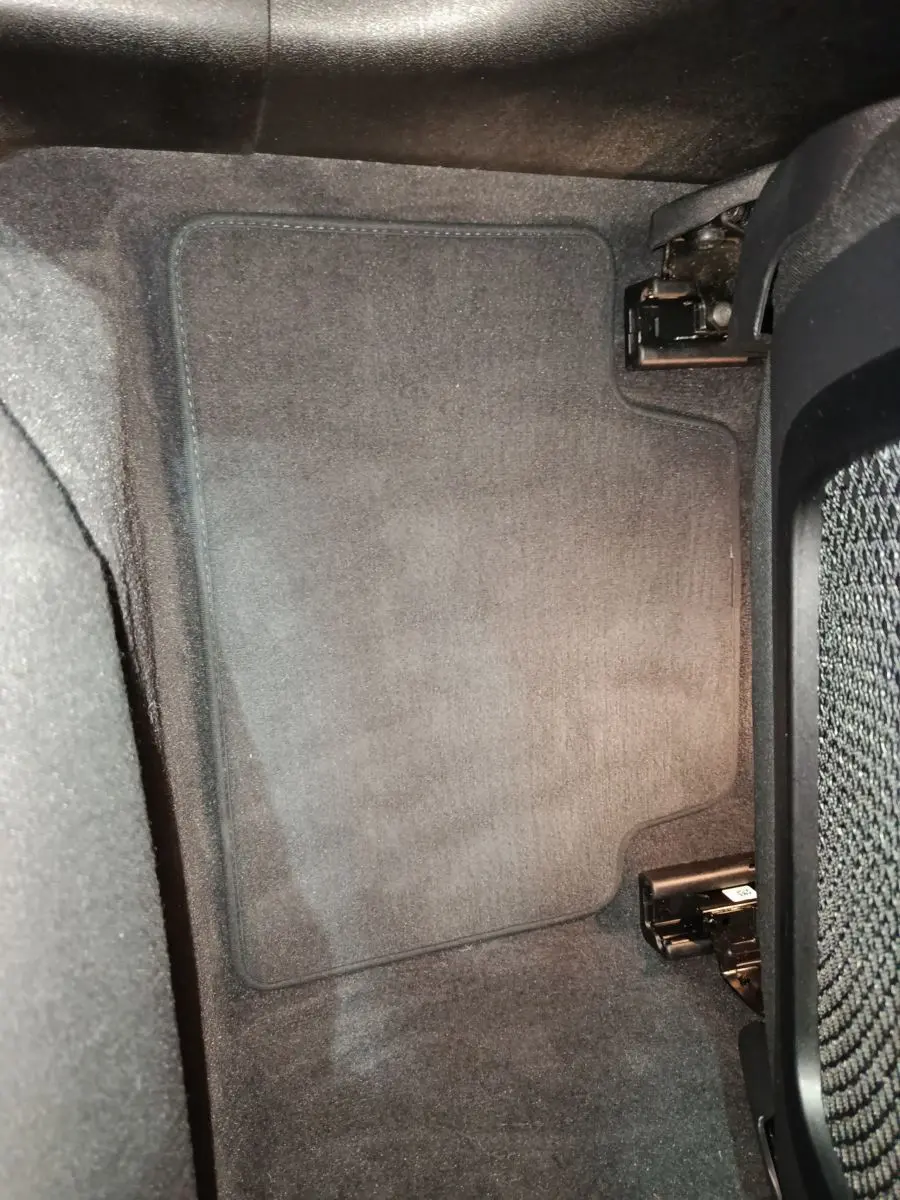 Tapis de sol gris foncé côté droit à l'arrière d'une BMW Série 3 316d Business Design 2022.