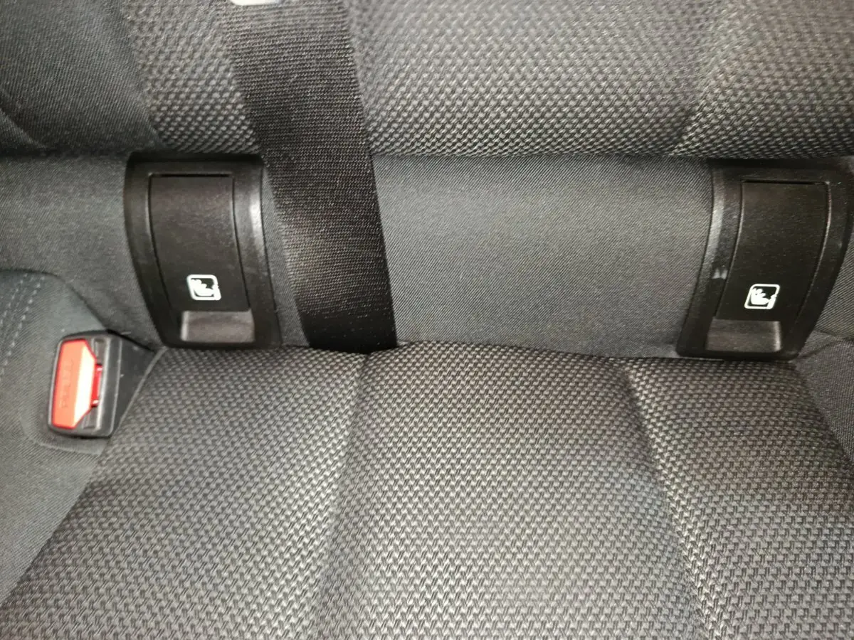 Gros plan sur la banquette arrière grise avec fixation Isofix et ceinture de sécurité visible sur BMW Série 3 316d.