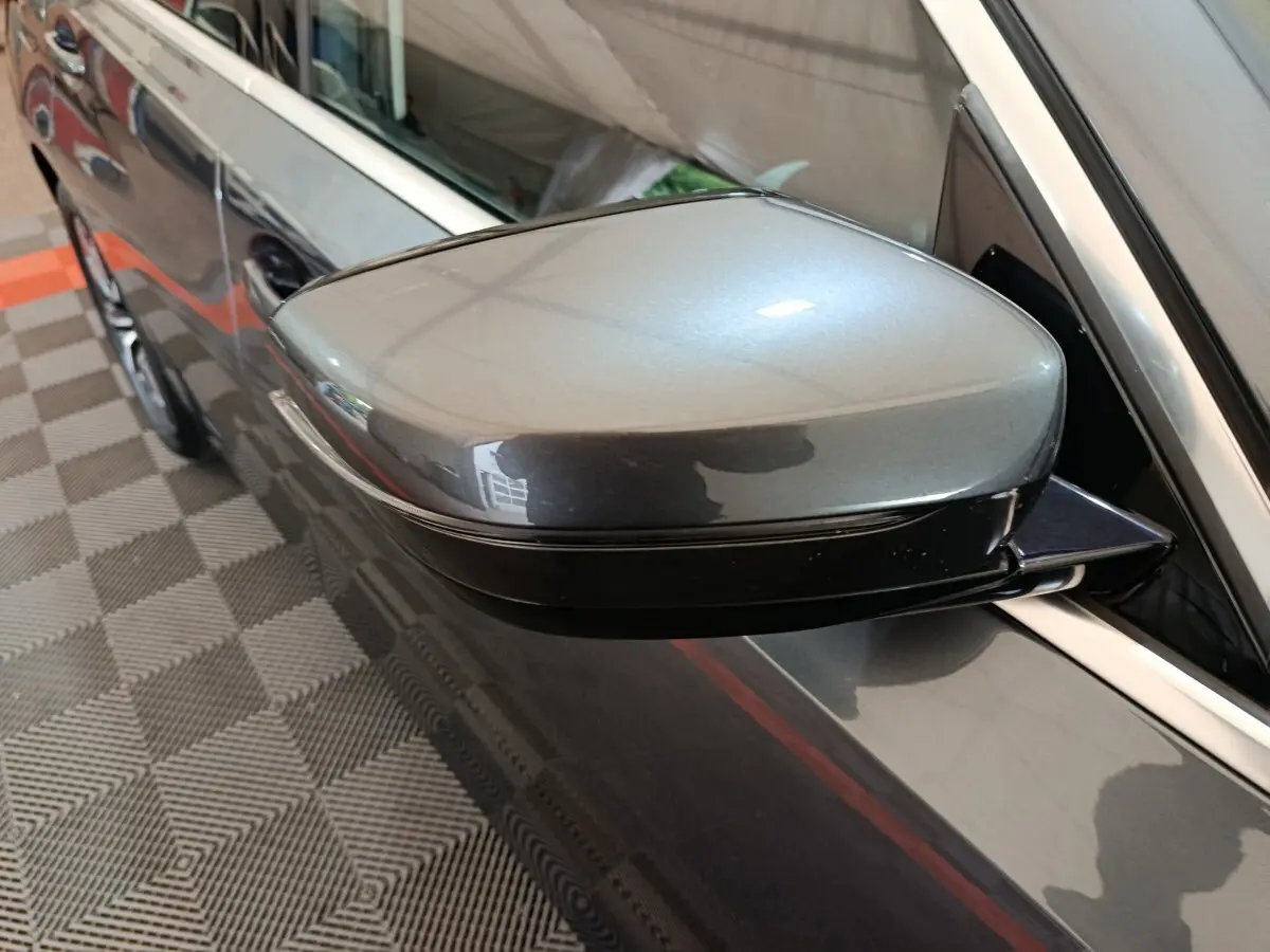 Rétroviseur côté gauche gris clair de BMW Série 3 316d Business Design 2022 avec clignotant intégré.