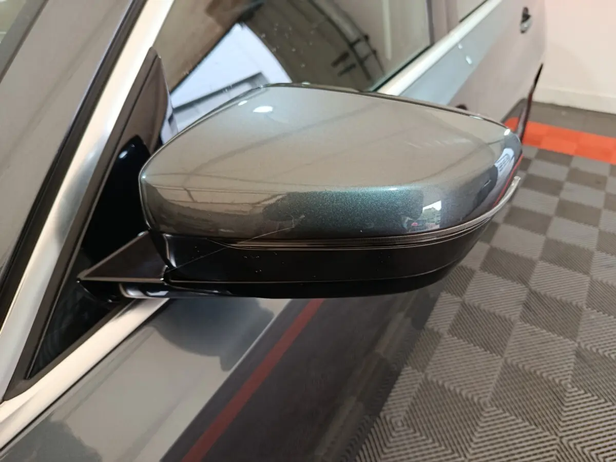 Rétroviseur côté gauche gris clair de BMW Série 3 316d 2022 avec clignotant intégré, vue rapprochée.