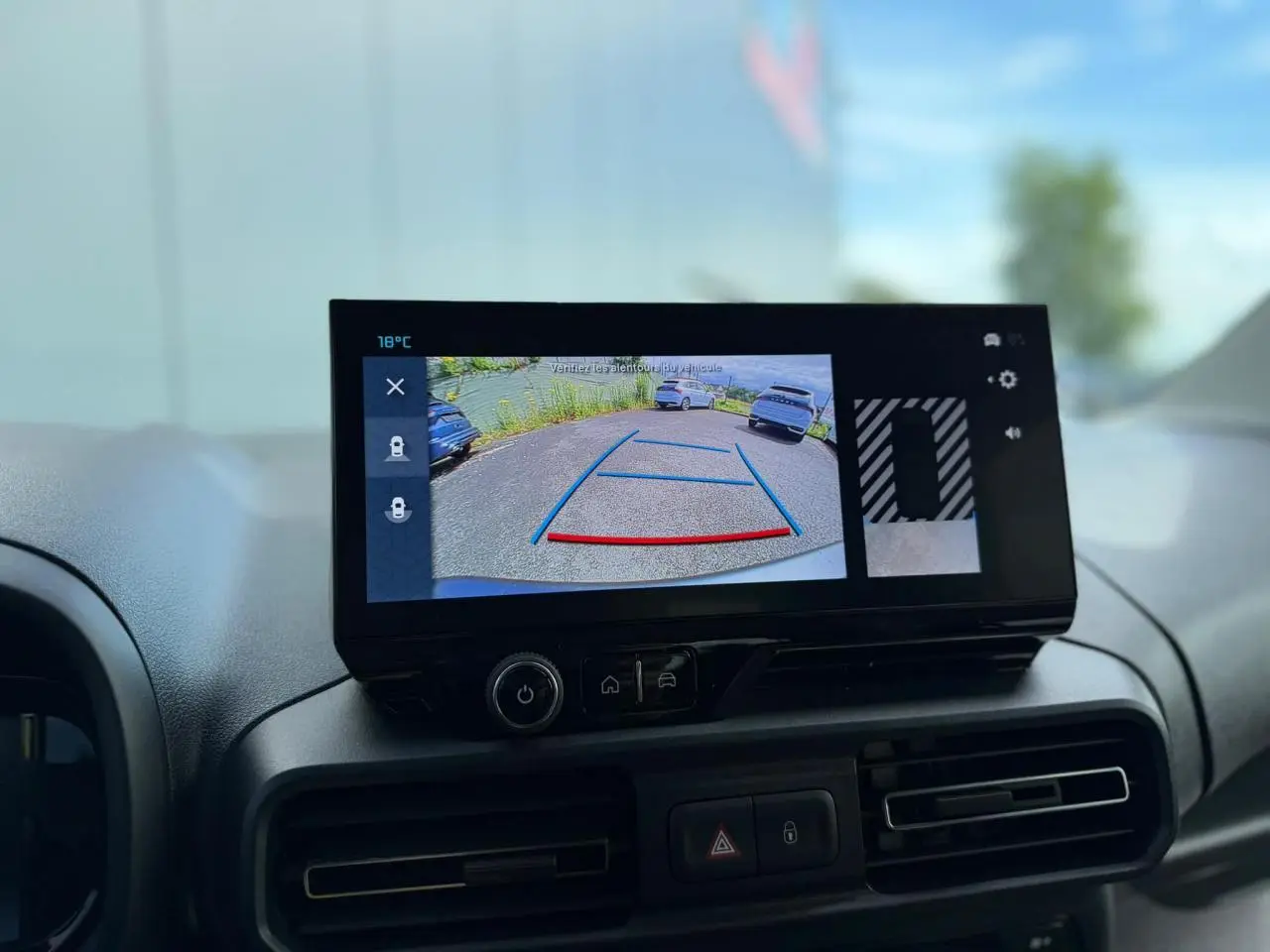 Écran tactile intérieur du Citroën Berlingo Multispace 2026 montrant la caméra de recul en fonctionnement.