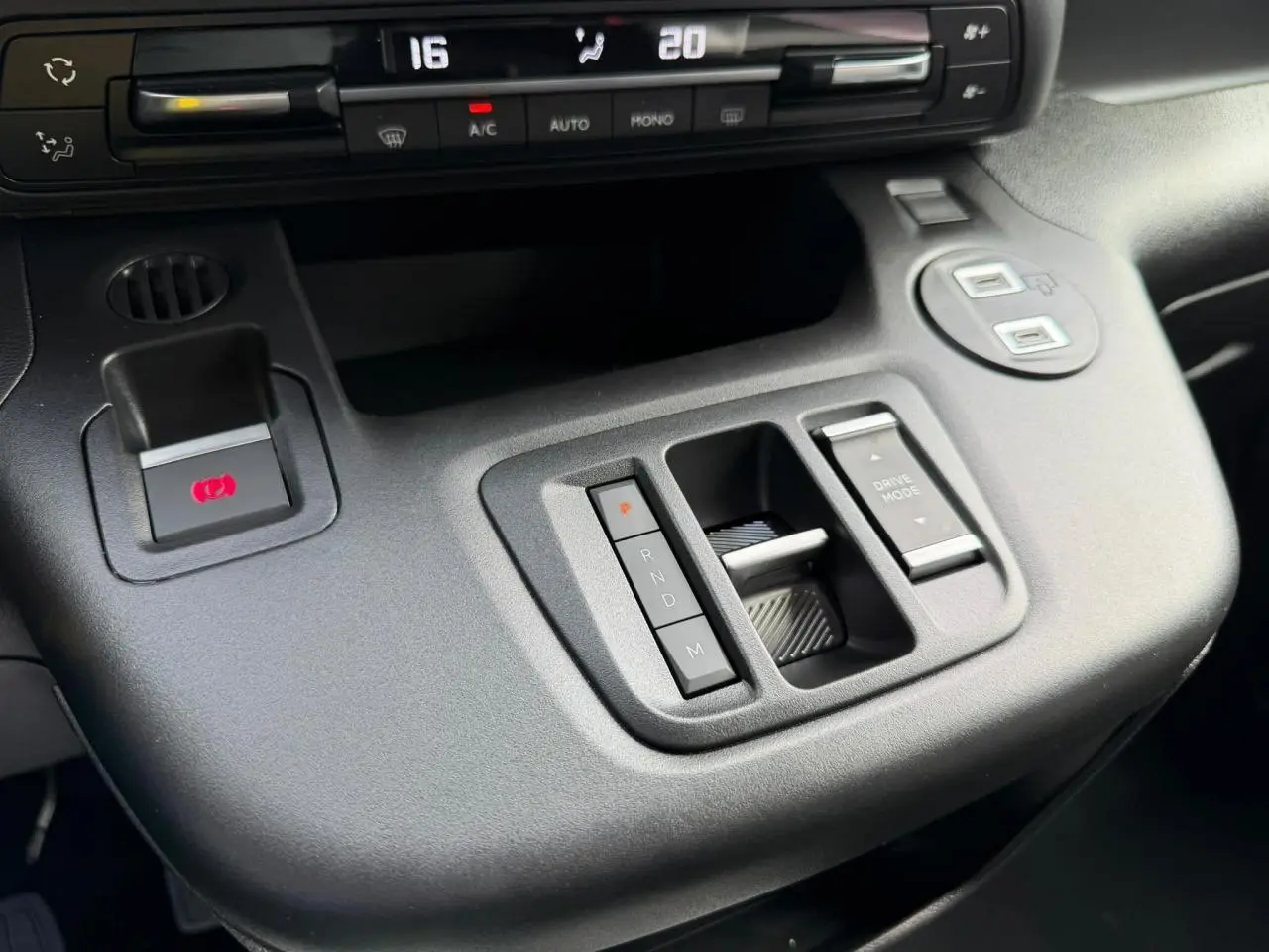 Détail de la console centrale du Citroën Berlingo Multispace 2026 montrant les commandes de boîte auto et sélection du mode de conduite.