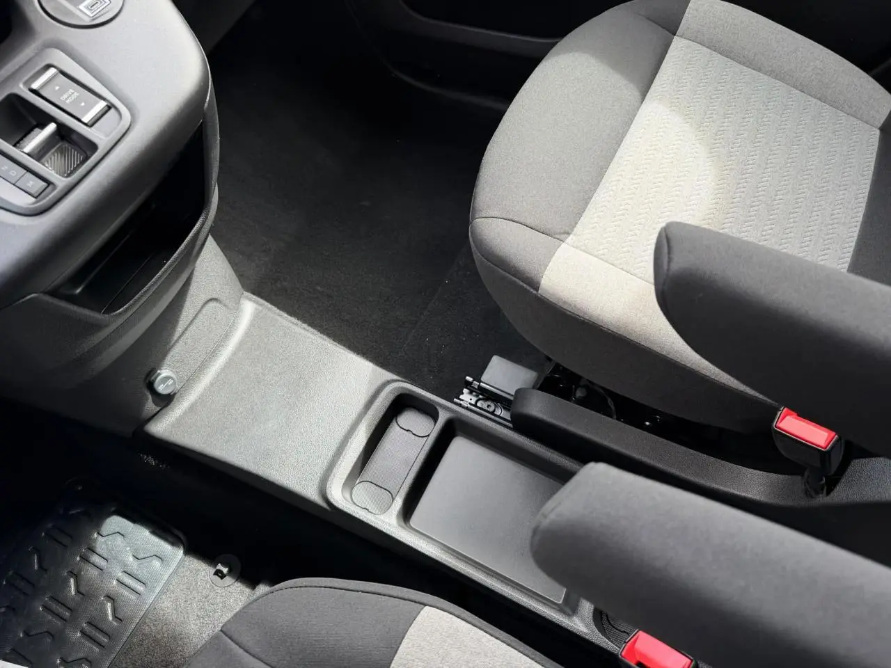 Vue intérieure rapprochée du compartiment central et des sièges gris clair et foncé du Citroën Berlingo Multispace 2026.