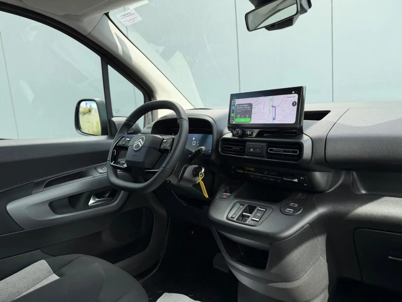 Vue intérieure côté conducteur du Citroën Berlingo Multispace 2026, tableau de bord avec écran tactile et volant multifonctions.