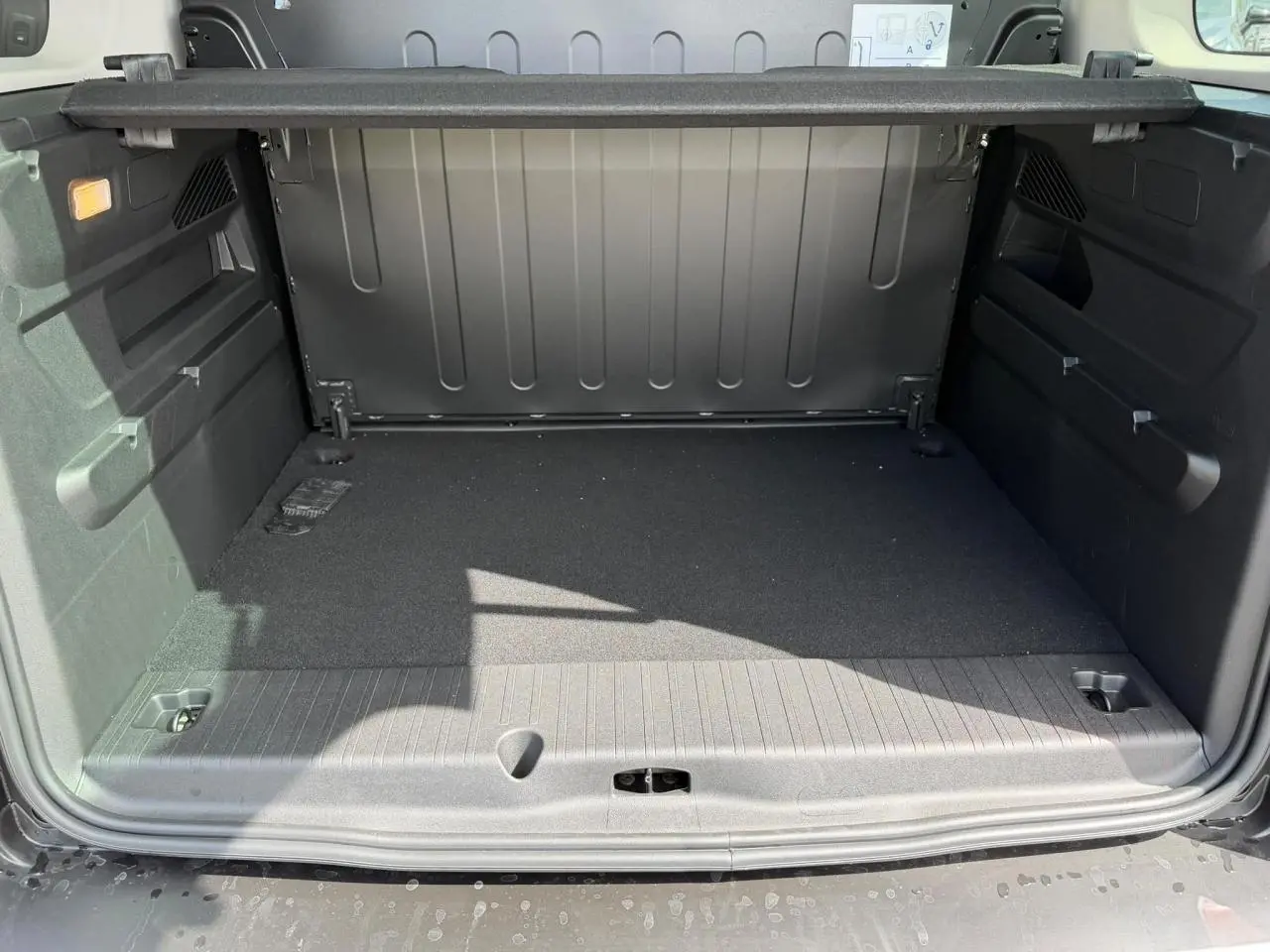 Vue intérieure du coffre spacieux et noir du Citroën Berlingo Multispace M 2026, sans chargement visible.