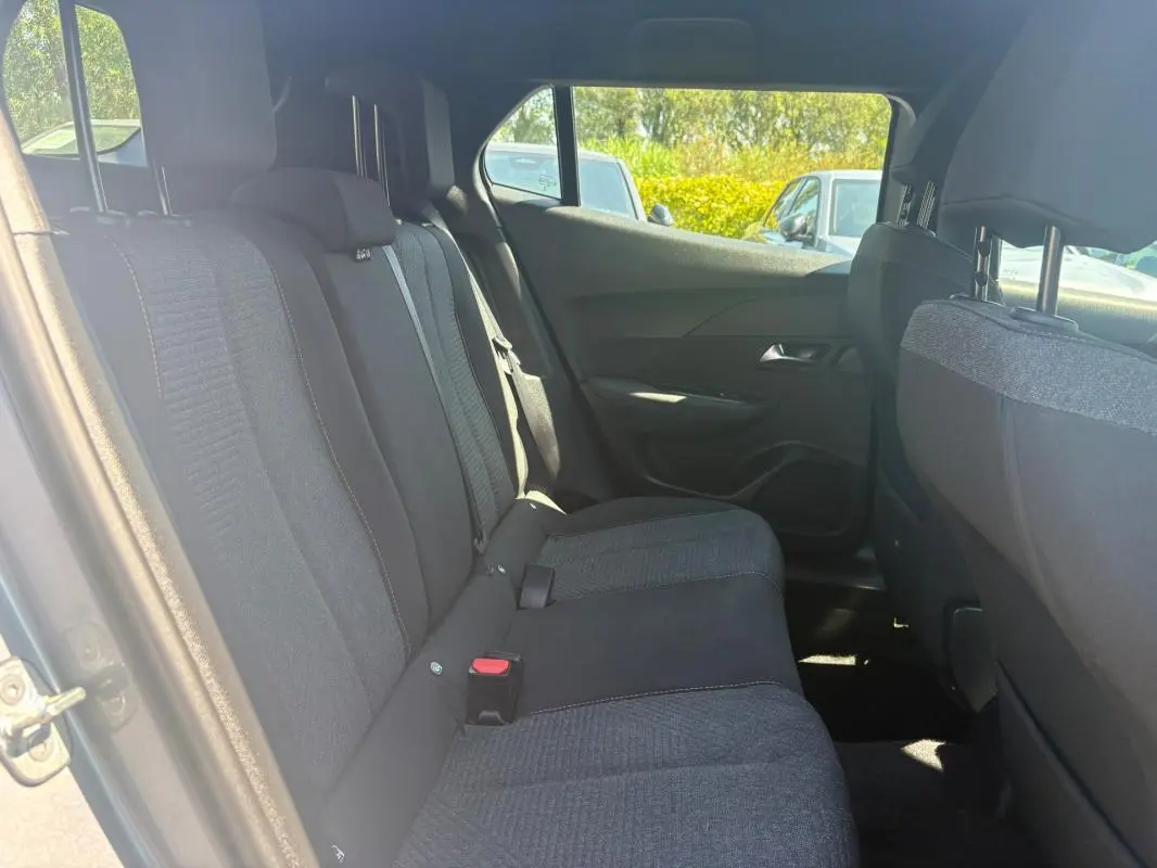 Vue intérieure côté gauche des sièges arrière gris du Peugeot 2008 Hybrid 145 e-DCS6 Style 2025, avec ceintures visibles.
