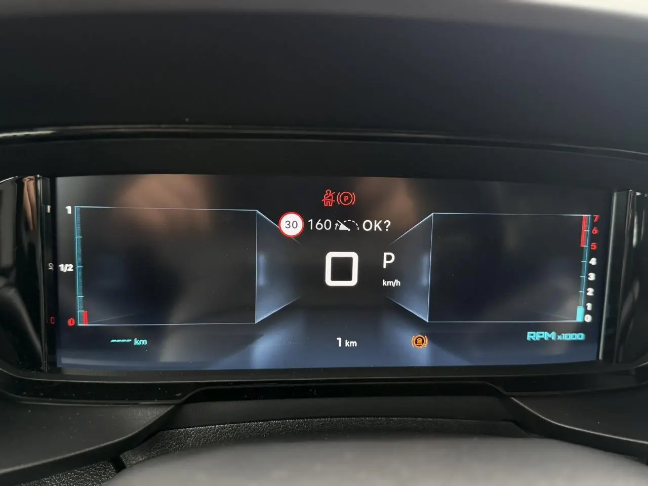 Combiné numérique 10 pouces du Citroën Berlingo Multispace 2026 affichant la vitesse à 0 km/h en mode parking.