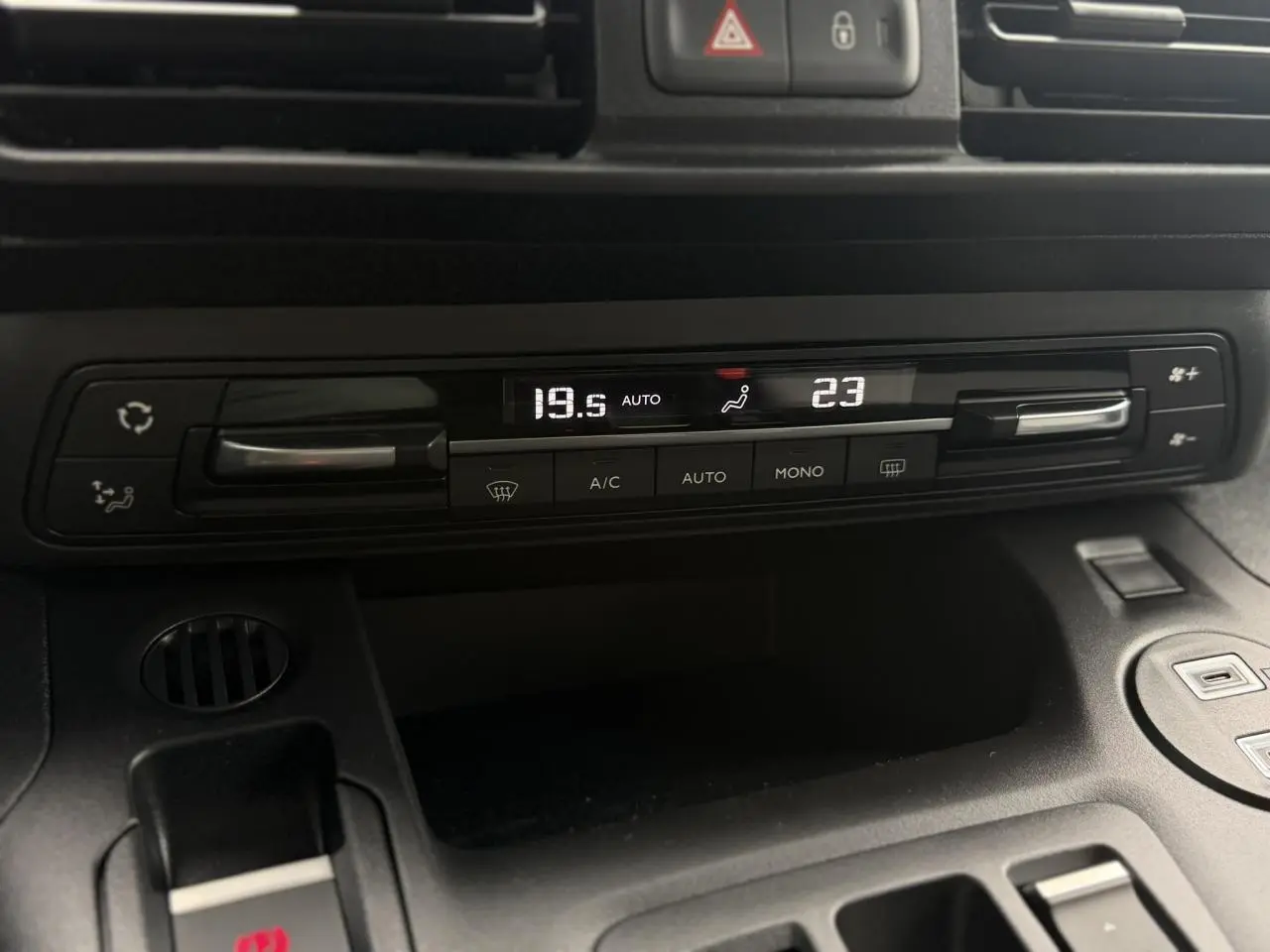 Gros plan sur la commande de climatisation automatique bi-zone noire du Citroën Berlingo Multispace 2026.