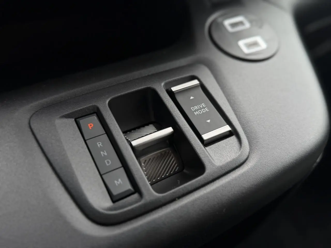 Gros plan sur la commande de boîte automatique et sélection du mode de conduite dans le Citroën Berlingo Multispace 2026.