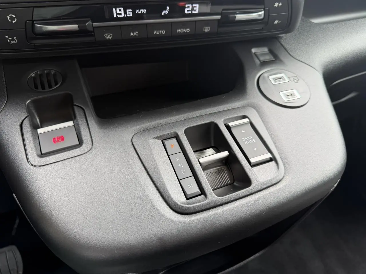 Gros plan sur la console centrale du Citroën Berlingo Multispace 2026, avec commandes boîte auto et sélection mode de conduite.