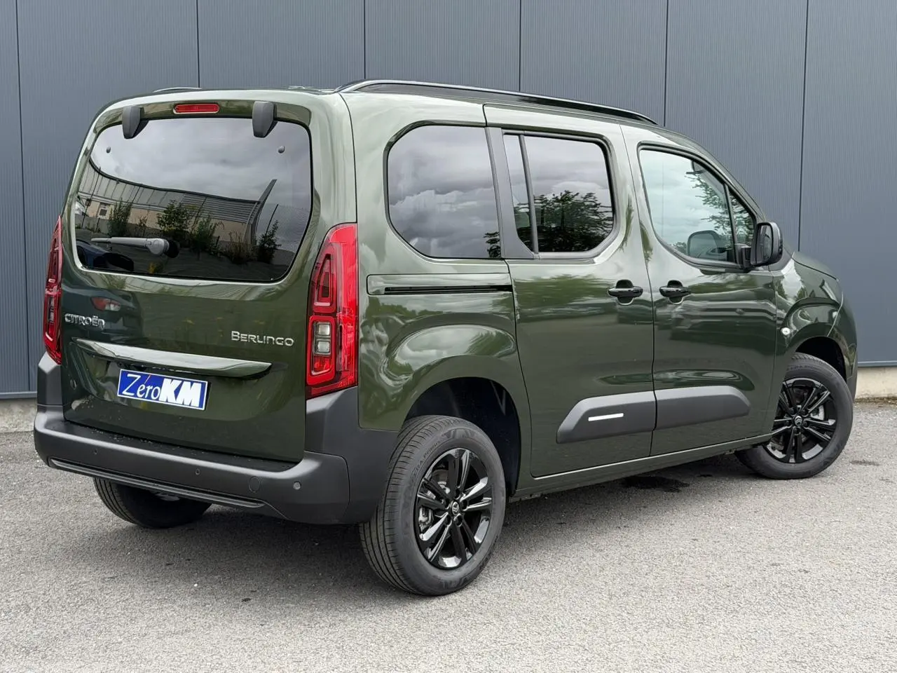 Vue 3/4 arrière droite du Citroën Berlingo Multispace vert Sirkka avec jantes noires et lunette arrière ouvrante.