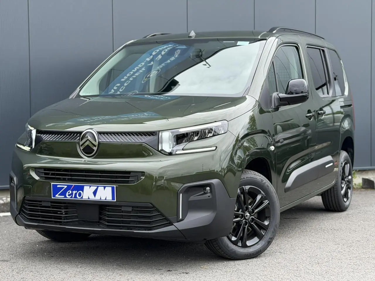 Citroën Berlingo Multispace vert Sirkka en 3/4 avant droit avec jantes alliage noires et lunette arrière ouvrante.