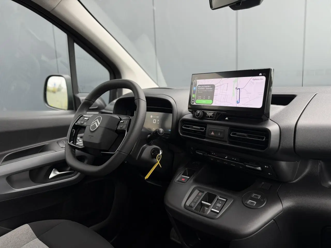Vue intérieure côté conducteur du Citroën Berlingo Multispace 2026, volant multifonctions et écran tactile GPS visible.