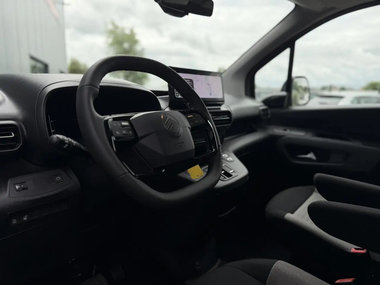Vue intérieure côté conducteur du Citroën Berlingo Multispace 2026, volant cuir multifonctions et écran tactile visible.