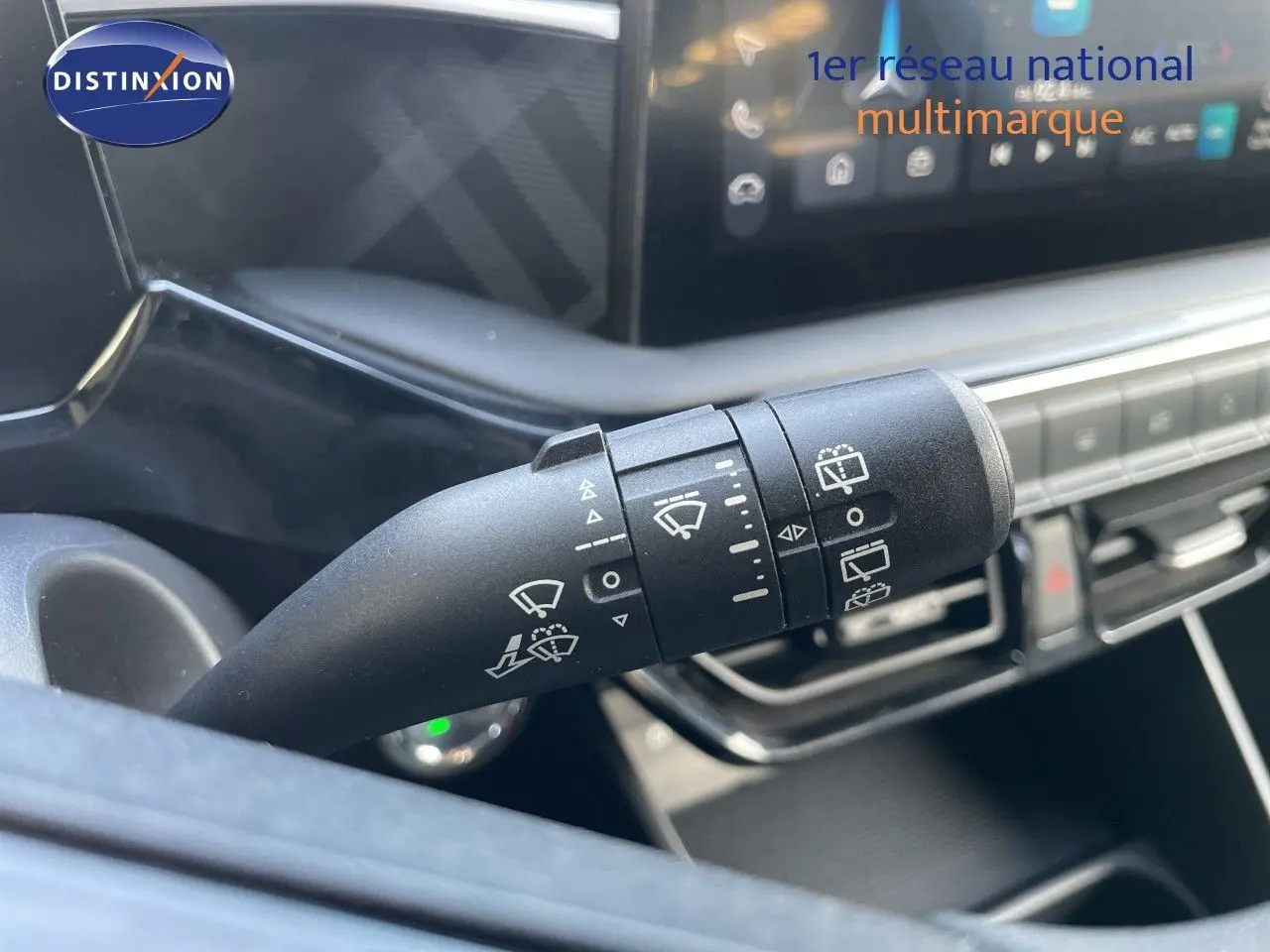 Gros plan sur la commande d’essuie-glace à gauche du volant dans l’habitacle du MG3 2024 couleur Como Blue Metal.