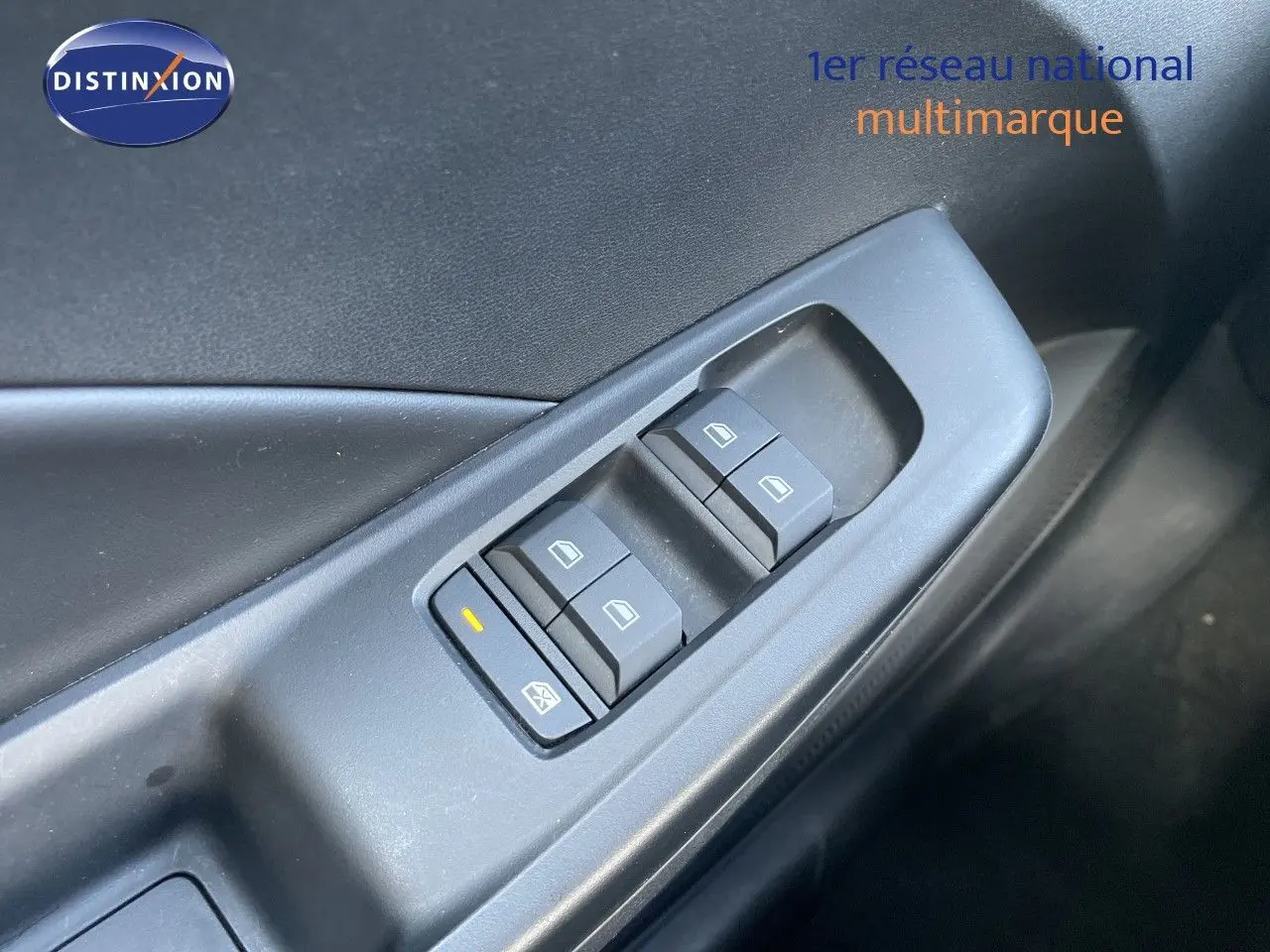 Gros plan sur les commandes des vitres électriques côté gauche de l’habitacle du MG3 1.5L Hybrid+ 2024 en intérieur noir.