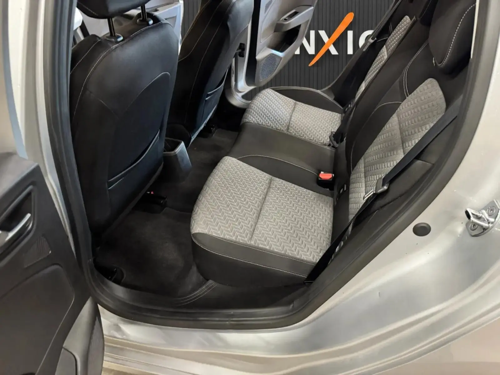Vue intérieure côté droit sur les sièges arrière gris clair et noir de la Renault Clio V 2022 Gris Aluminium.