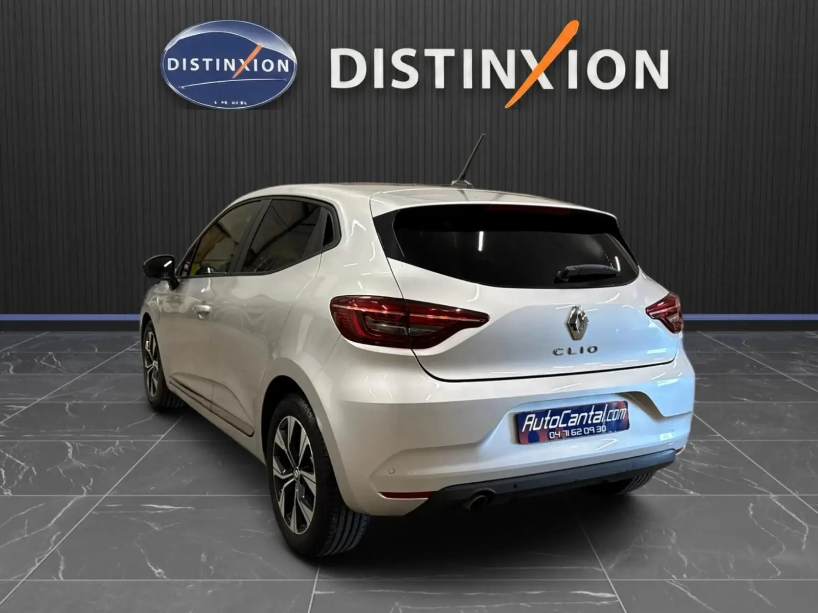 Vue 3/4 arrière gauche d'une Renault Clio V gris aluminium 2022 avec feux LED et jantes bi-ton 16 pouces.