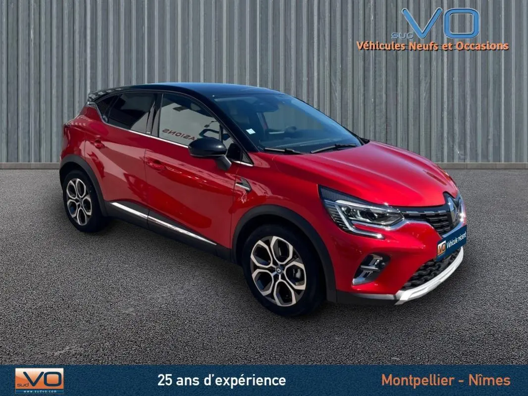 Vue 3/4 avant gauche d'un Renault Captur E-Tech Plug-in 160 Intens rouge avec jantes alliage 18 pouces.