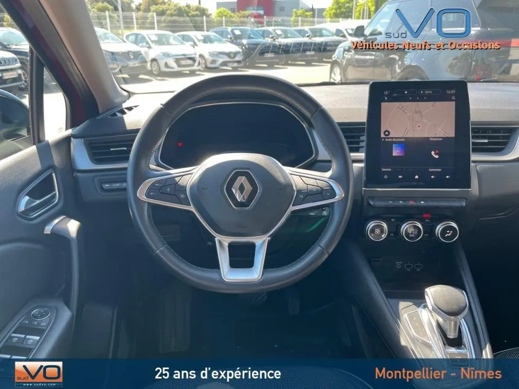 Intérieur du Renault Captur E-Tech Plug-in 160 Intens 2020, vue centrée sur le volant cuir et l'écran tactile du tableau de bord.