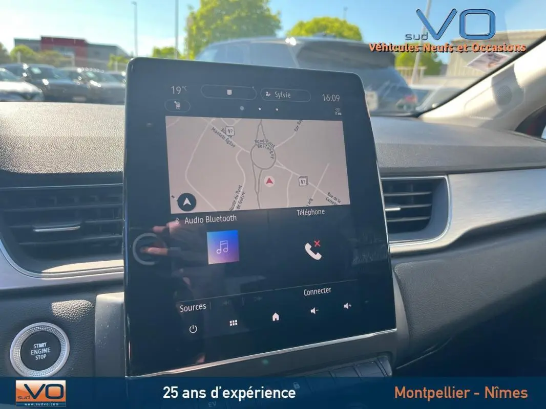 Écran tactile central du Renault Captur E-Tech Plug-in 160 Intens 2020, affichant navigation et fonctions multimédia.