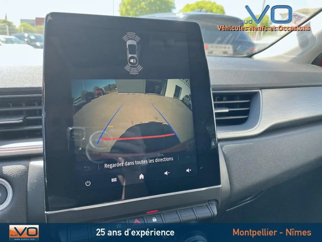Écran central du Renault Captur E-Tech Plug-in 160 Intens 2020 montrant la caméra de recul en stationnement.
